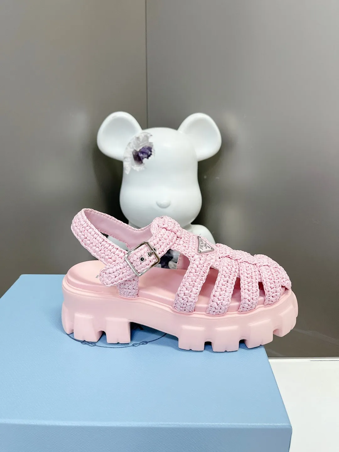 👟👟Ex-factory price 640👟👟 Straw 2023 exclusive version super hot🎊🎊🎊hot prada Prada cage shoes sawtooth Roman braided thick-soled rubber sandals retro fashionable and avant-garde gear teeth 55mm Thick-soled soles, the upper perfectly restores the original craftsmanship, and is made of purely hand-woven uppers. The cost is extremely high, making the whole pair of shoes light and comfortable, full of holiday feel, and bright colors 💐💐💐💐 to satisfy a variety of choices for fashionable people with different styles! The iconic metal triangle logo is paired with the shape of ancient beach sandals. Every design element is fashionable! Code number 35-40